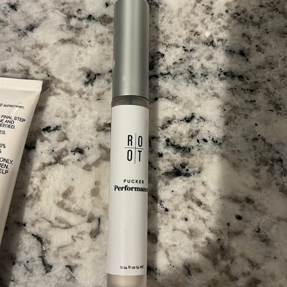 CHANEL UV Essentiel Protection Sunscreen & ROOT pucker performance brand new - Picture 3 of 4